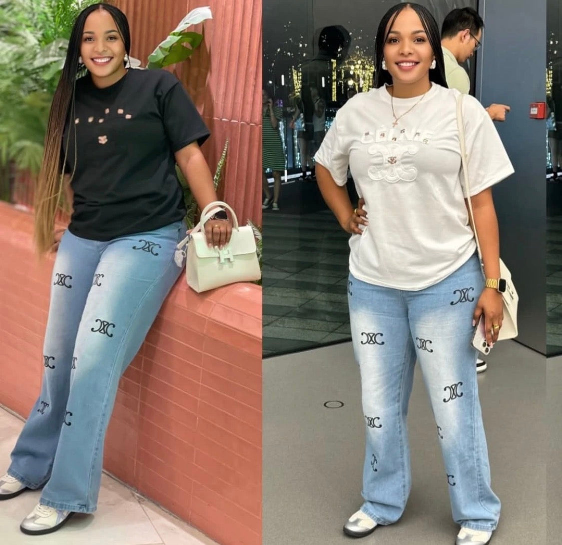 Complet Femme T-shirt avec jean bleu clair.